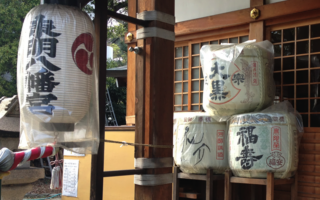 東明八幡神社は、酒の街「灘」にあります。 古くからの歴史を持つ、名だたる酒造メーカーの幾つかも東明八幡神社の氏子でおられました。 東明八幡神社｜お供え
